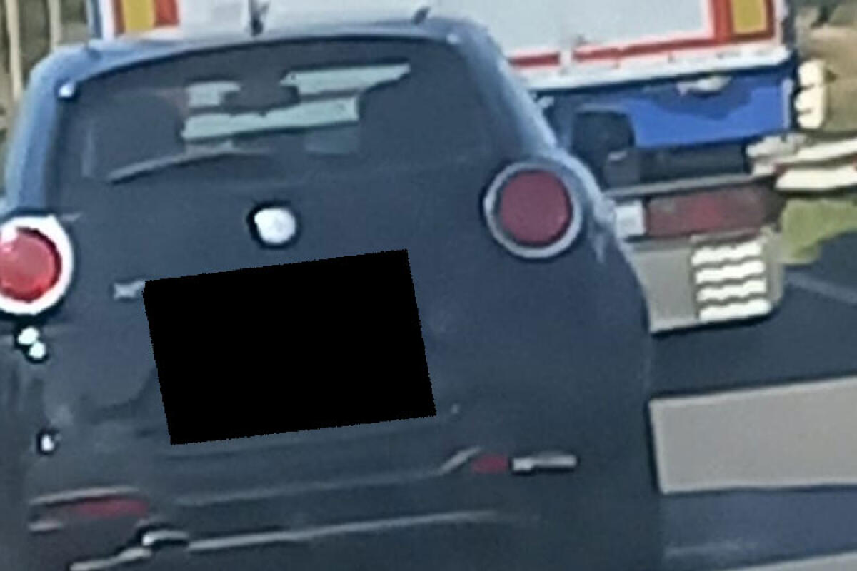 Truffa dello specchietto, segnalazioni in aumento: riflettori su una Alfa Romeo - Foto simbolica di una Alfa Romeo di colore nera.: 