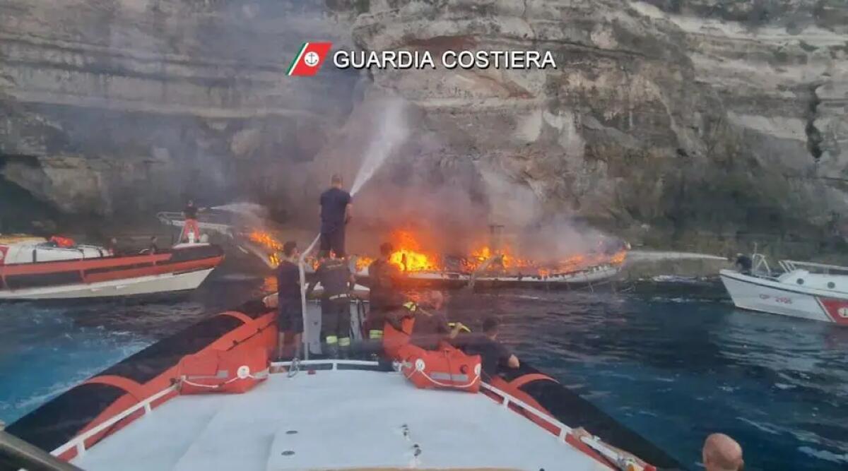 Veliero in fiamme al largo di Lampedusa, passeggeri tratti in salvo -