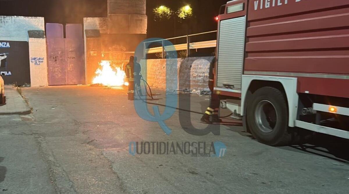 Rifiuti dati alle fiamme davanti allo stadio "Presti", intervenuti i vigili del fuoco - 