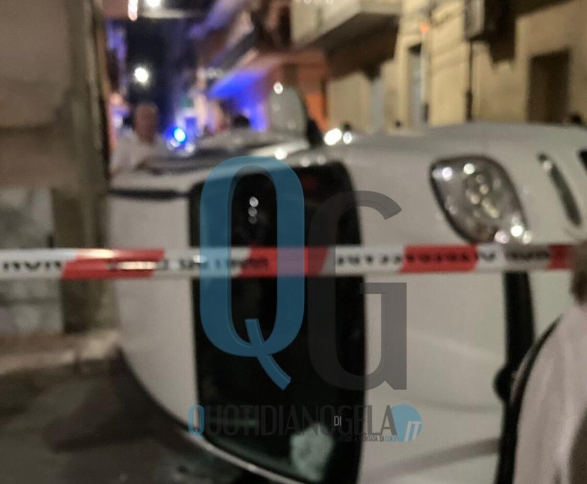 Auto ribaltata in via Sammito, sul posto arrivati i soccorsi - 