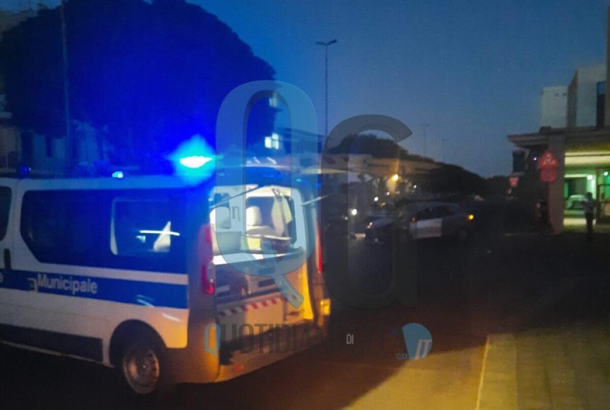 Con la loro auto contro una vettura parcheggiata, due giovani feriti in via Falcone -