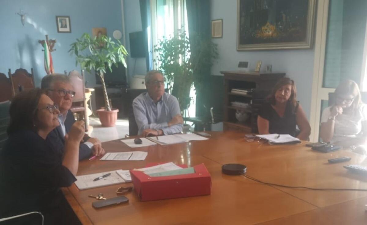 Crisi bilancio, tempi stretti per piano riequilibrio: in municipio attesi riscontri da Ifel - La giunta e i funzionari durante il primo incontro con Ifel