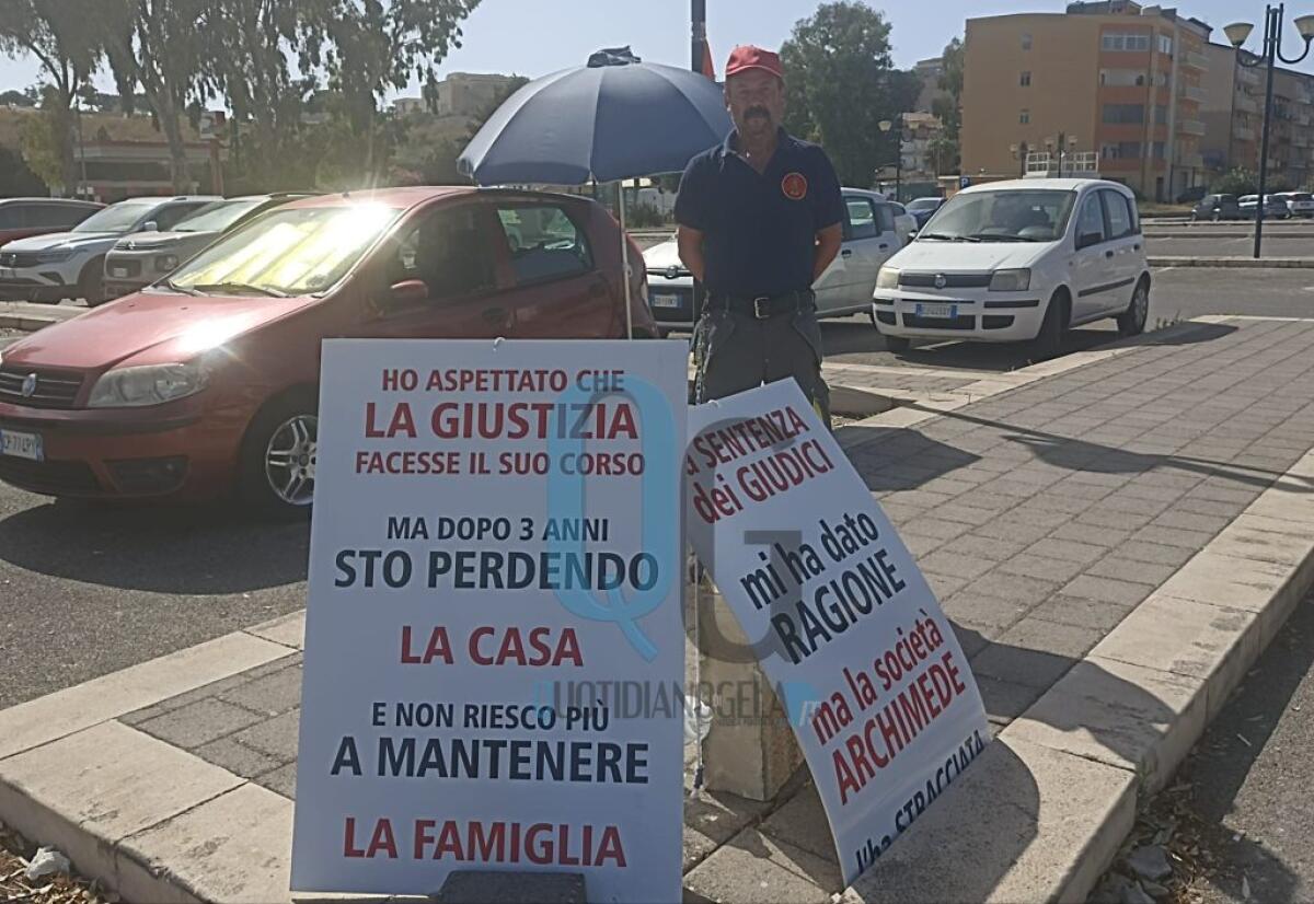 Protesta guardiafuochi, Comandatore sentito dai pm: ha interrotto il sit in - Il guardiafuochi Salvatore Comandatore in protesta davanti palazzo di giustizia