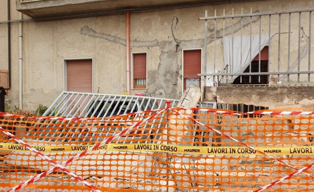Paura ad Albani Roccella, auto sfonda la cancellata di un'abitazione -