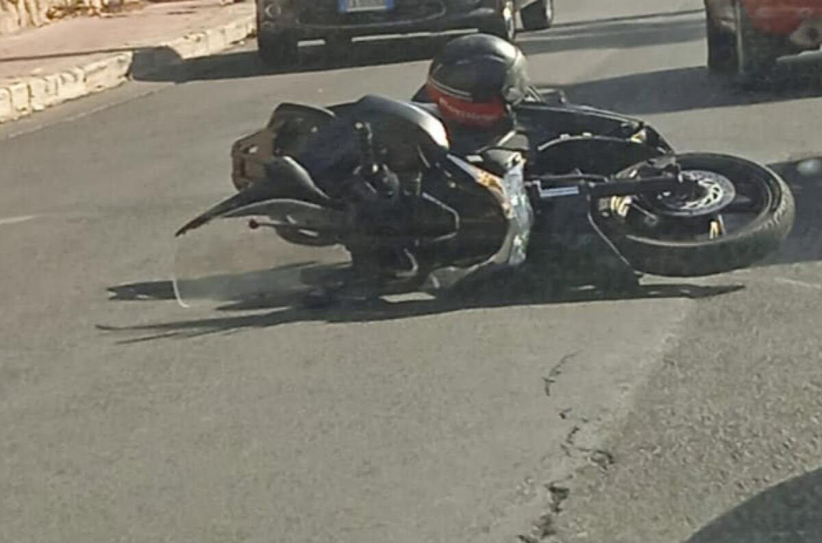 Scooteristi coinvolti in un incidente, impatto su un tratto di viale Indipendenza - 