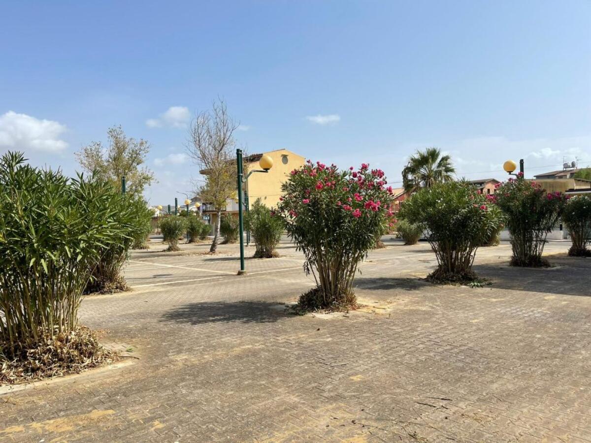 Greco, "nuovo servizio rifiuti chiude decennio precario": ancora pulizia in piazza Russello - Interventi in piazza Russello