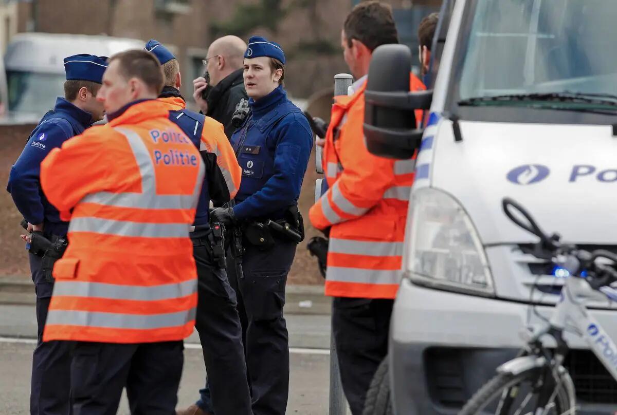 Bruxelles, morto il sospetto attentatore. Si cercano altre due persone -