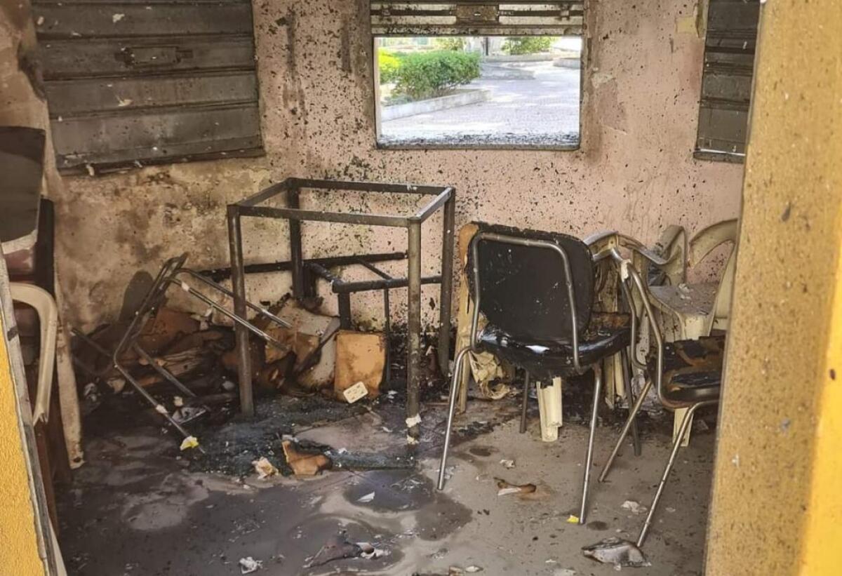 Incendio all'interno della villa comunale, distrutti tavoli e sedie in un chiosco - 