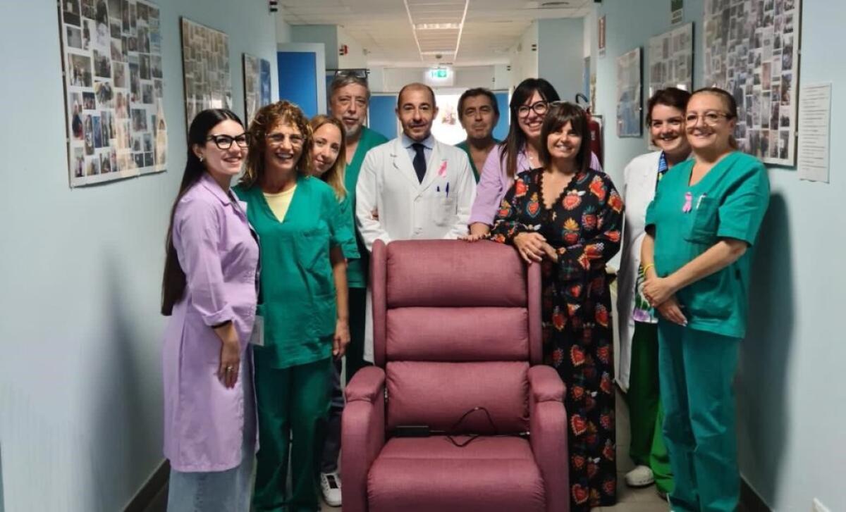 Moda e bellezza per il sostegno alla lotta contro i tumori, una poltrona donata ad oncologia - Il momento della consegna