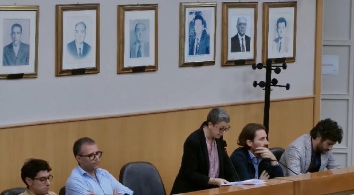 Progressisti, civici e pro-Greco battono centrodestra, passa mozione sul reddito di cittadinanza - Farruggia in aula insieme ai consiglieri di centrodestra