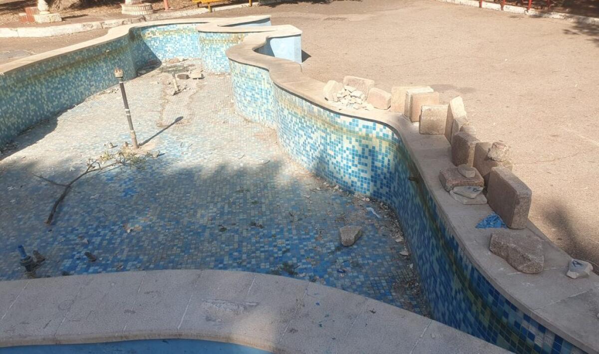 Vandali a Macchitella, danni ingenti alla fontana del giardino dell'Auriga: raid nel parco giochi - 