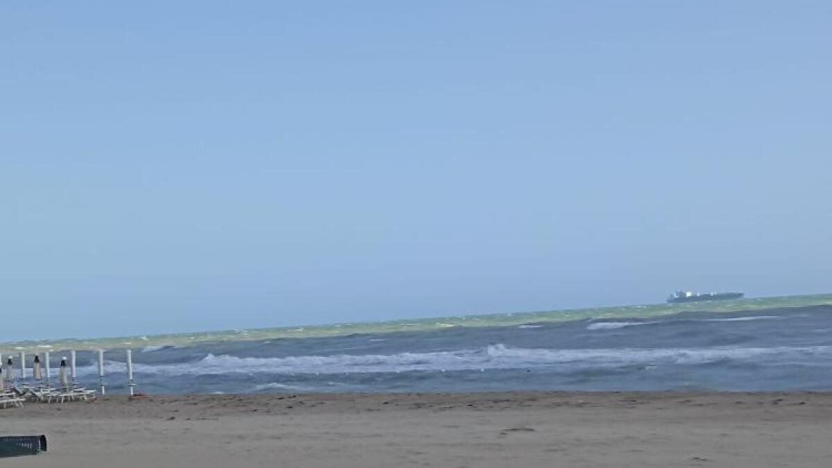 Salva la vita alla figlia in mare ma muore, uomo deceduto: non ce l'ha fatta - Un tratto del lungomare