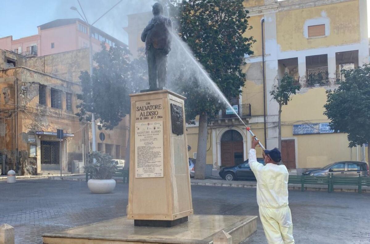 Lavaggio strade e controlli contro i trasgressori, servizio rifiuti va avanti in città - 