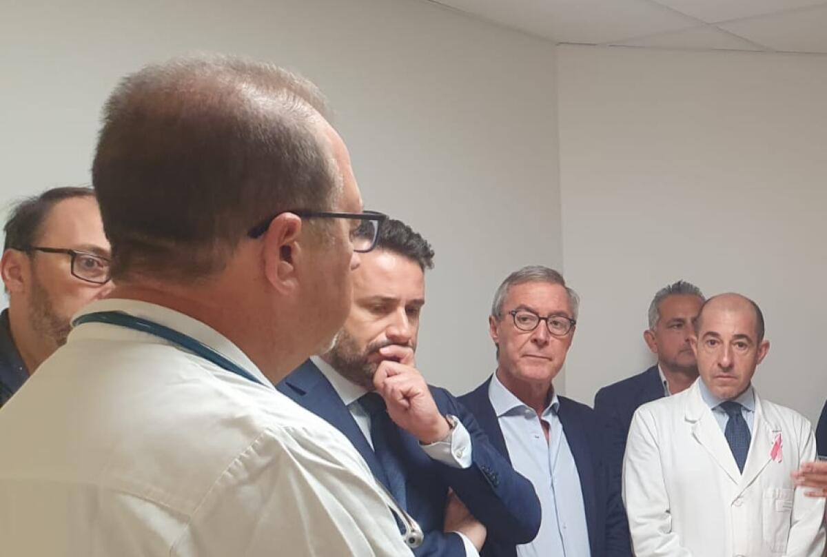 "Controlli sul Vittorio Emanuele devono proseguire", Greco: "Altre forze prendano esempio da M5s" - Greco durante una visita ispettiva in ospedale