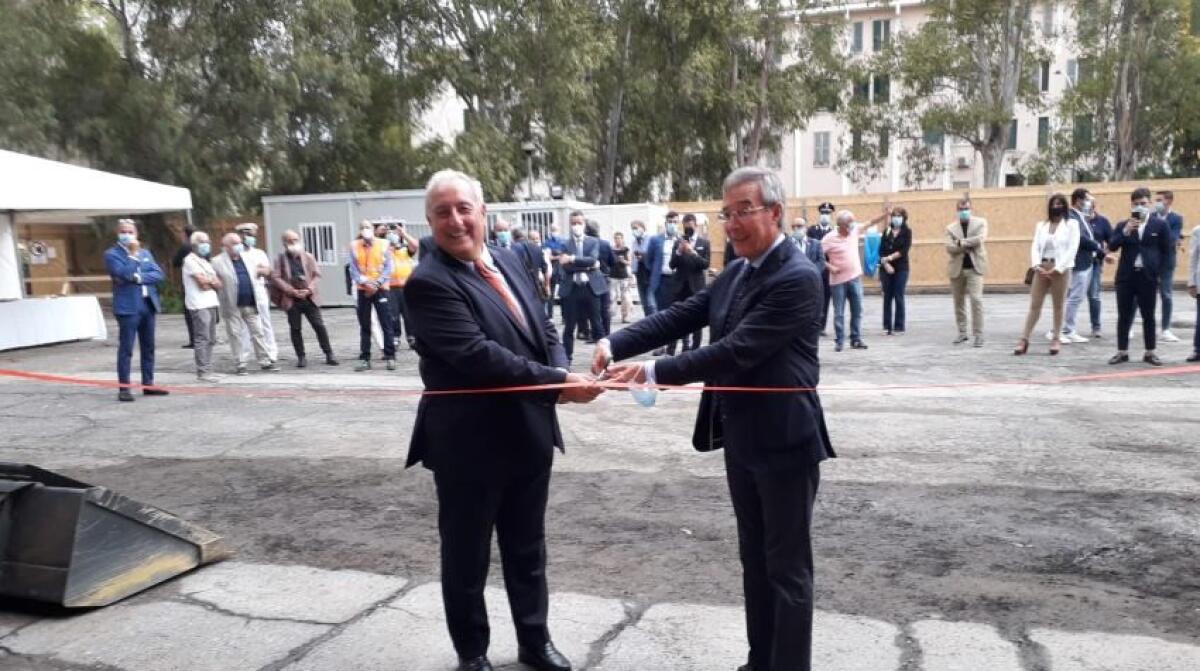 "Per Macchitella lab prima concludere trasferimento immobile", Eni: "Seguire percorso previsto" - L'inaugurazione nella struttura di Macchitella lab mai partita