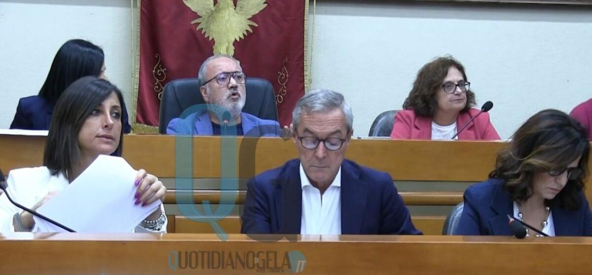 Altre verifiche su variazioni, in municipio attesa per dirigente: bilancio obiettivo a lunga scadenza - Greco, gli assessori Morselli e Caruso e il presidente del consiglio Sammito