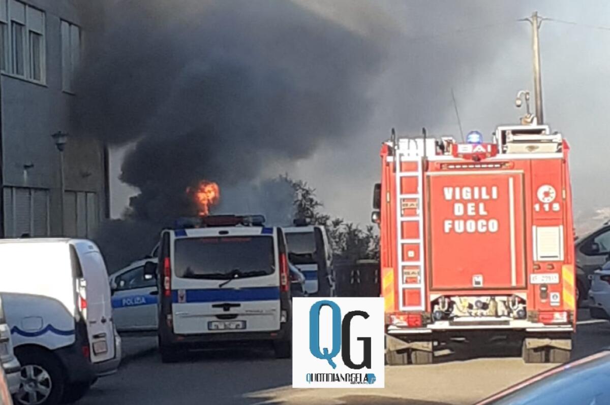 Fiamme in via Ossidiana, danneggiati alcuni mezzi della polizia municipale - 