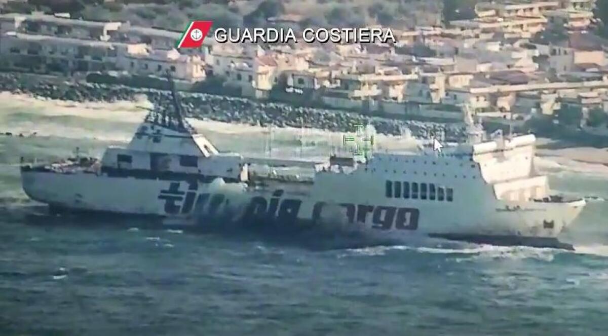 Si spezza cavo e motonave si arena sulle coste siciliane - 