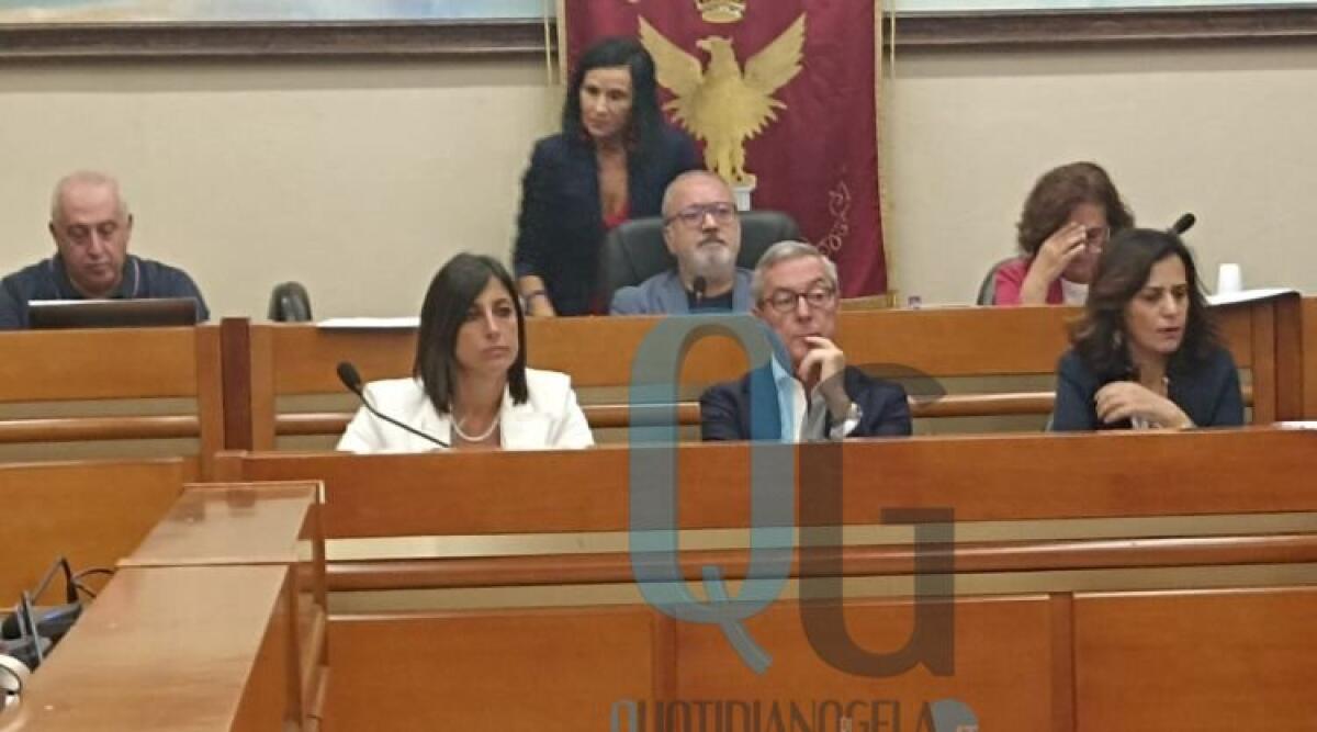 Variazioni di bilancio, la giunta opta per attendere: fase importante per il post-dissesto - Il sindaco Greco, il presidente Sammito e gli assessori Romina Morselli e Francesca Caruso
