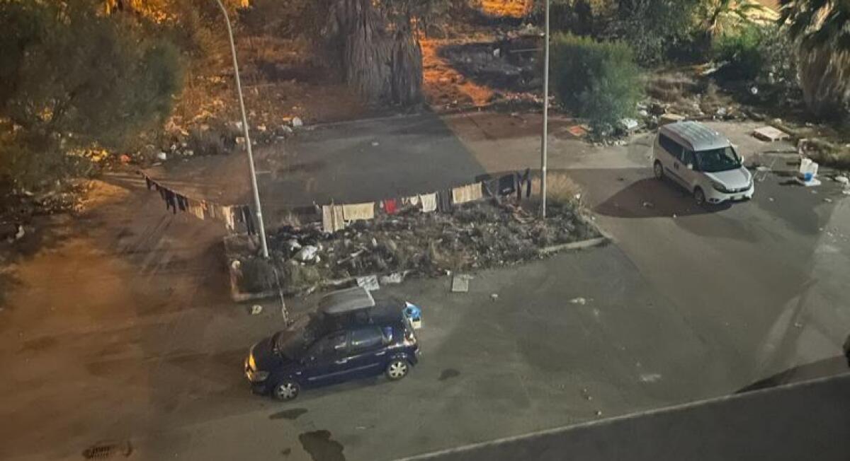 Rifiuti e un bivacco tra le strade della Cittadella, segnalazioni dai residenti - 