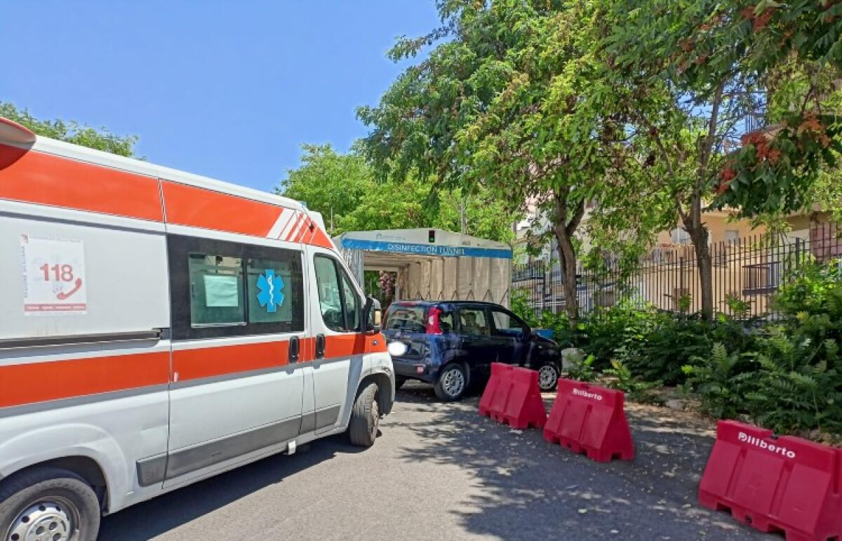 Sosta selvaggia blocca le ambulanze, pazienti caricati fuori dal nosocomio - L'ambulanza bloccata dall'auto in sosta