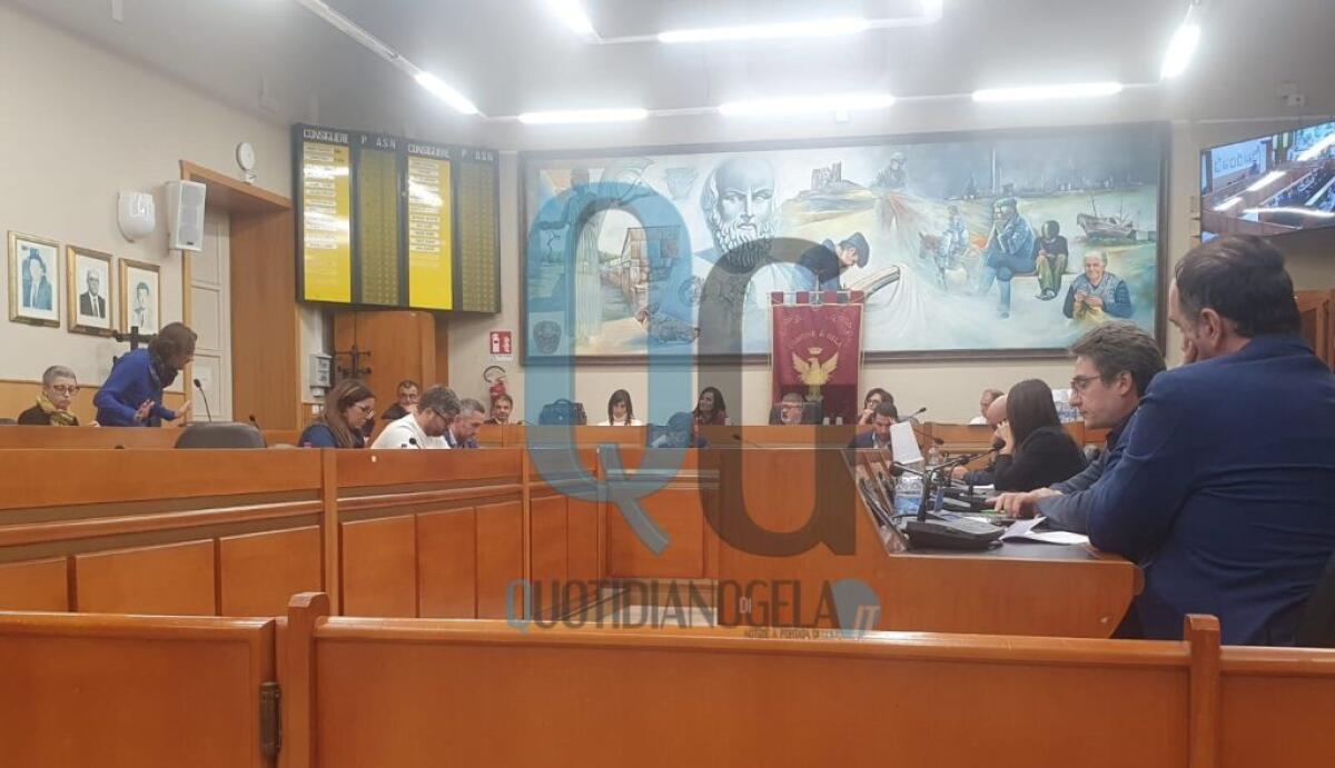 Comune in dissesto, approvata la dichiarazione: in aula sì pro-Greco, opposizioni astenute - 