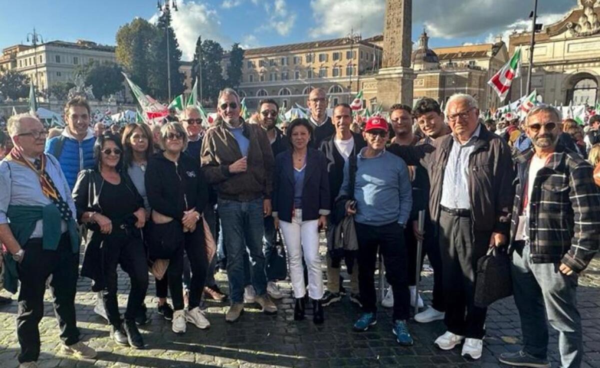 Pd in piazza, Di Cristina: "Gela come Taranto ma è fuori da dibattito, non si pensi a candidature" - Di Cristina insieme alla delegazione dem con l'ex ministro Paola De Micheli