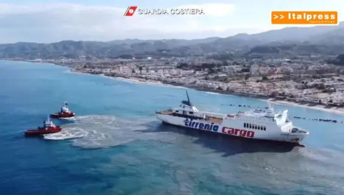 Nave incagliata nel Messinese, sono in corso le operazioni di recupero -