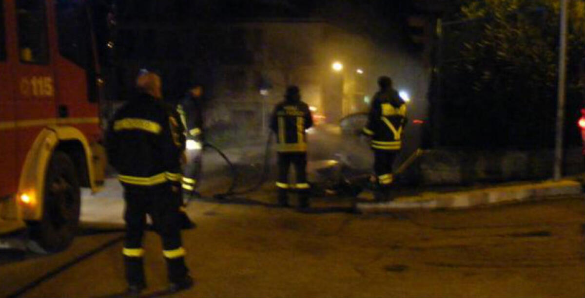 Auto incendiata, rogo distrusse la vettura: azione di fuoco fu commissionata - 