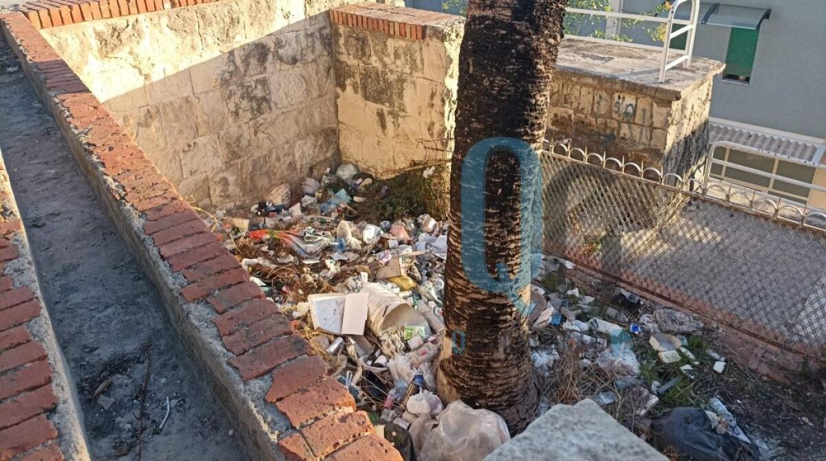Una mini discarica nella scalinata che collega il centro storico al lungomare - 