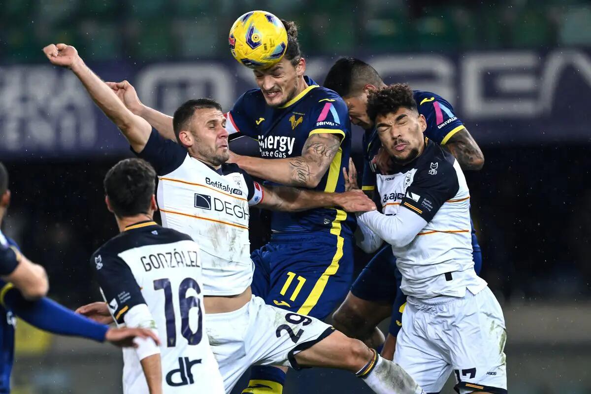 Il Lecce scappa, il Verona lo riprende: 2-2 al Bentegodi - 