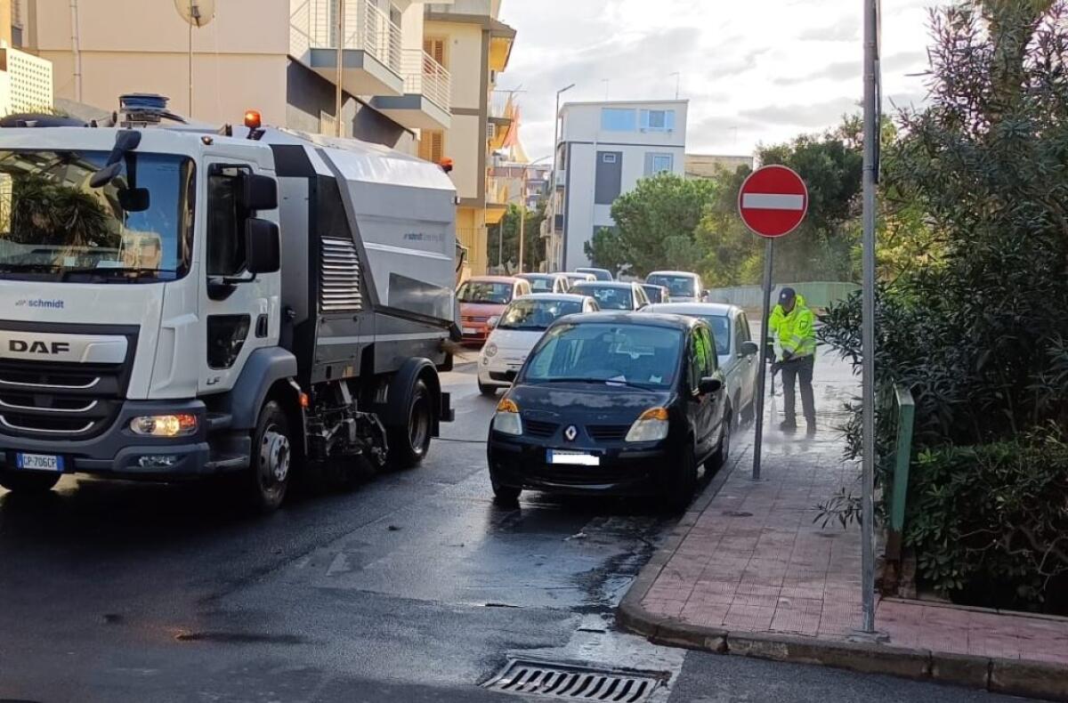 Impediscono il lavaggio delle strade, multate le auto lasciate in sosta in via Meli -