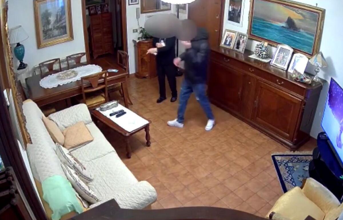 Roma, undici ordinanze per 68 episodi di truffe ad anziani - 