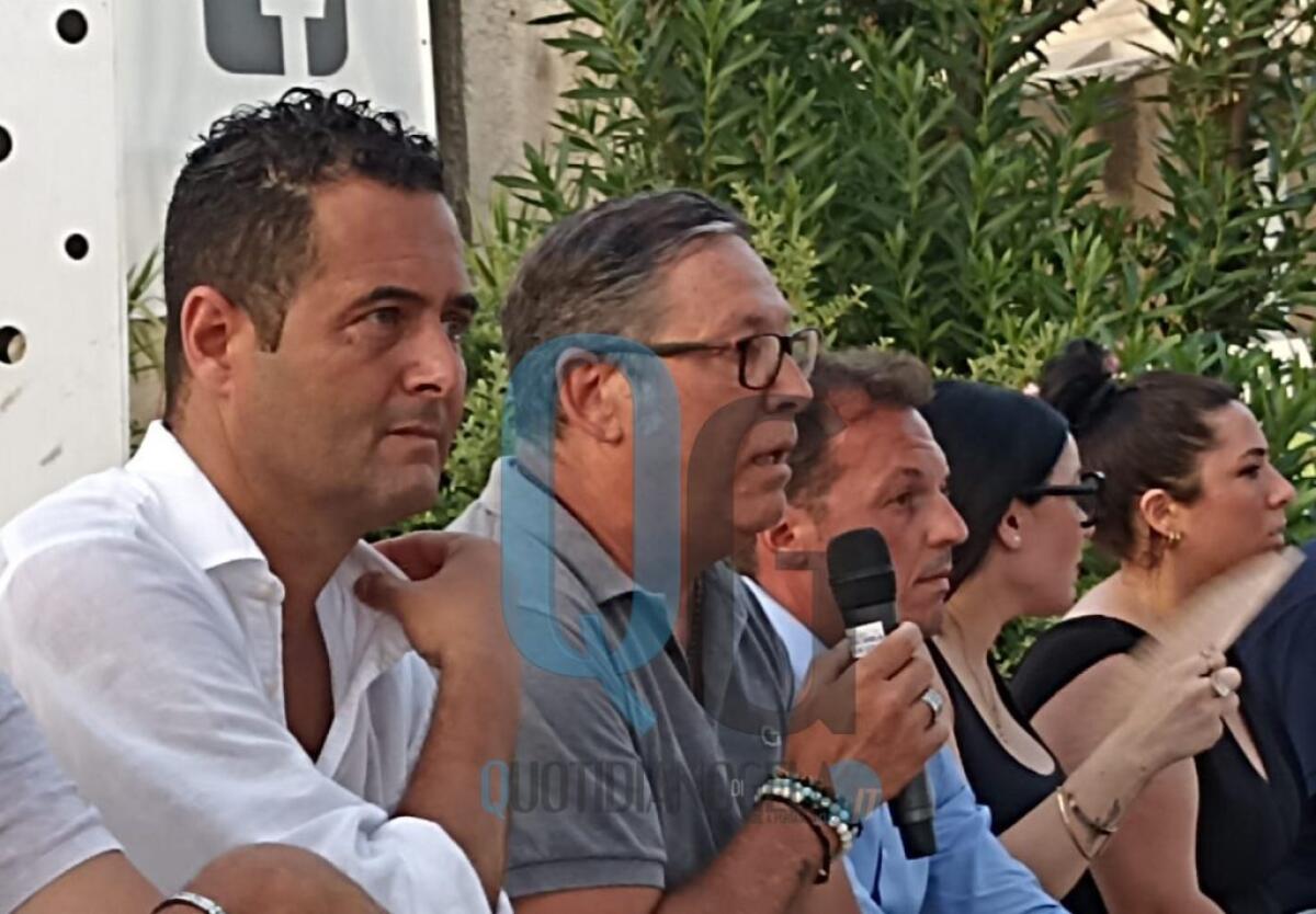 "Riunione allargata ad altre forze? Concordo con Di Paola", Di Stefano: "Importante ruolo di Iv" - Di Stefano e il gruppo dirigente di "Una Buona Idea"