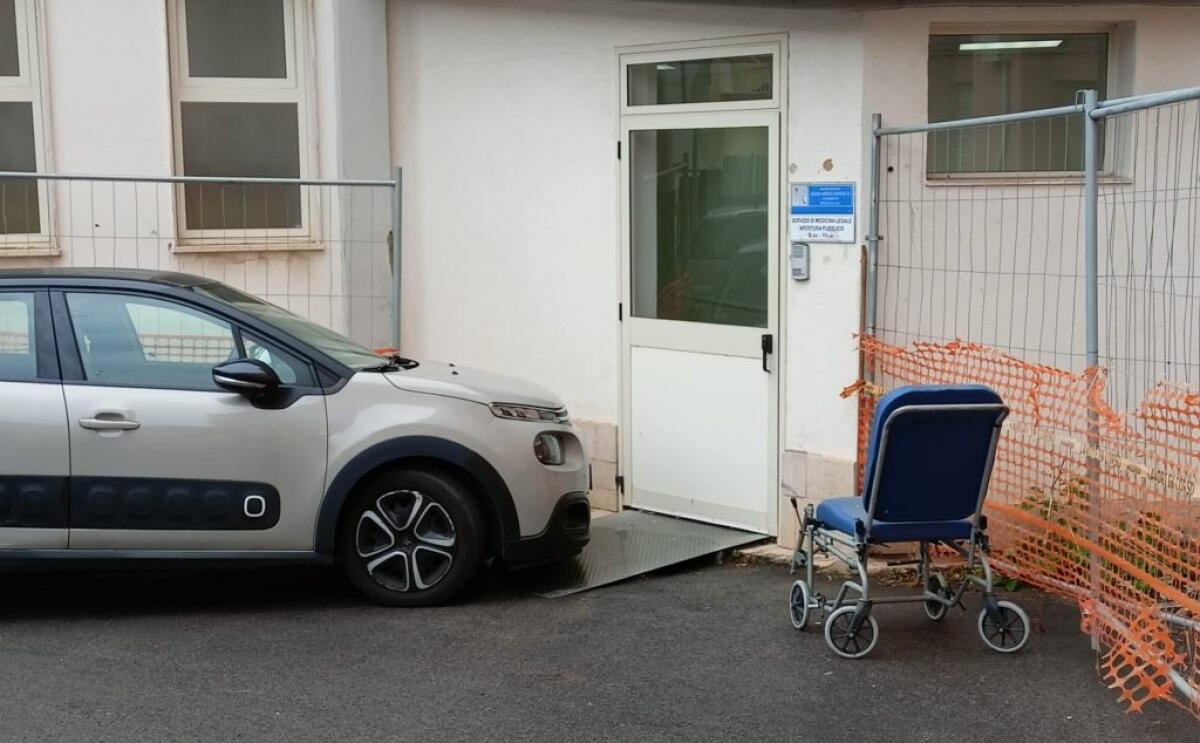 Ospedale, auto in sosta davanti lo scivolo per disabili e persone fragili - 