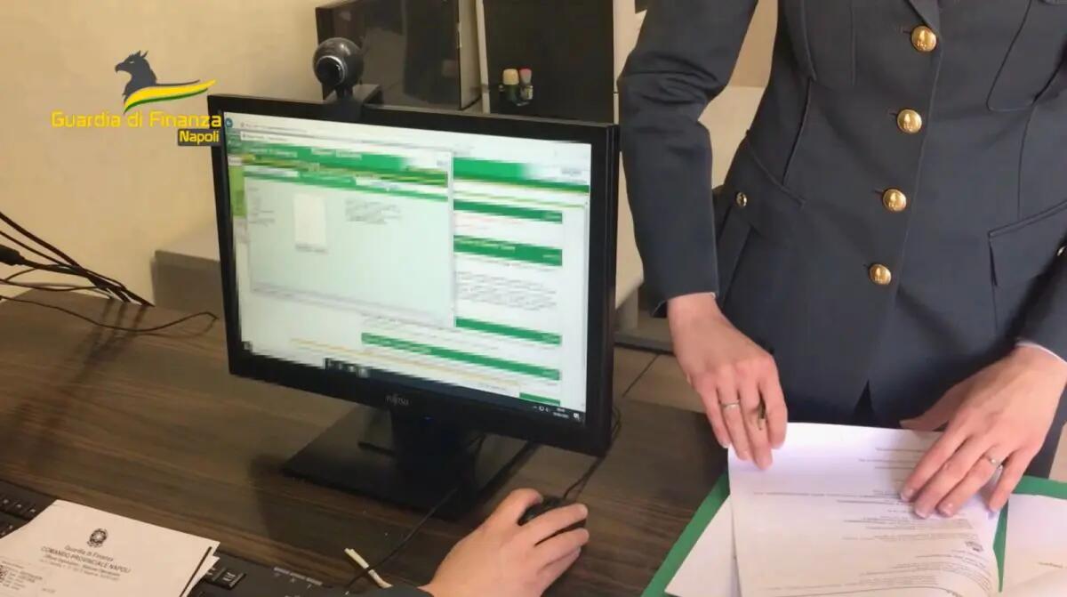 Truffa sui buoni 18 App a Napoli, coinvolti un edicolante e 530 giovani - 