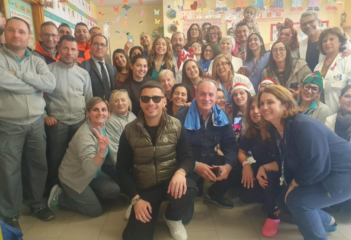 Selfie e abbracci, Angelo Famao porta sorrisi all'ospedale - 