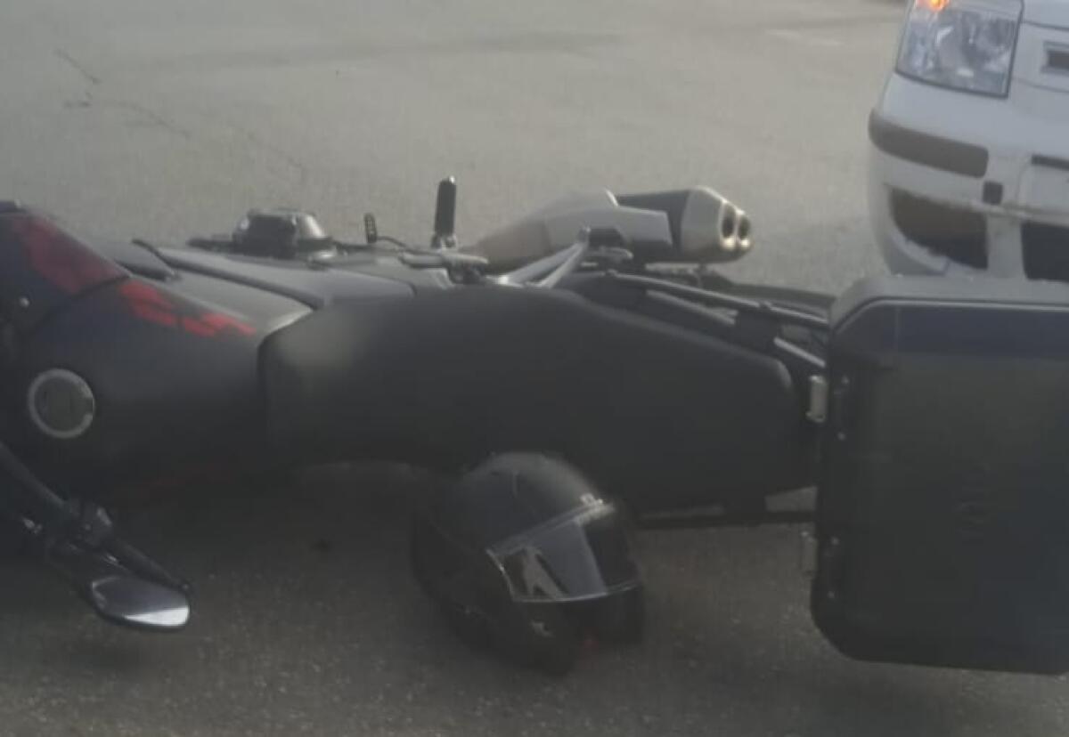 Schianto stradale in via Venezia, centauro rimasto ferito dopo l'impatto - 