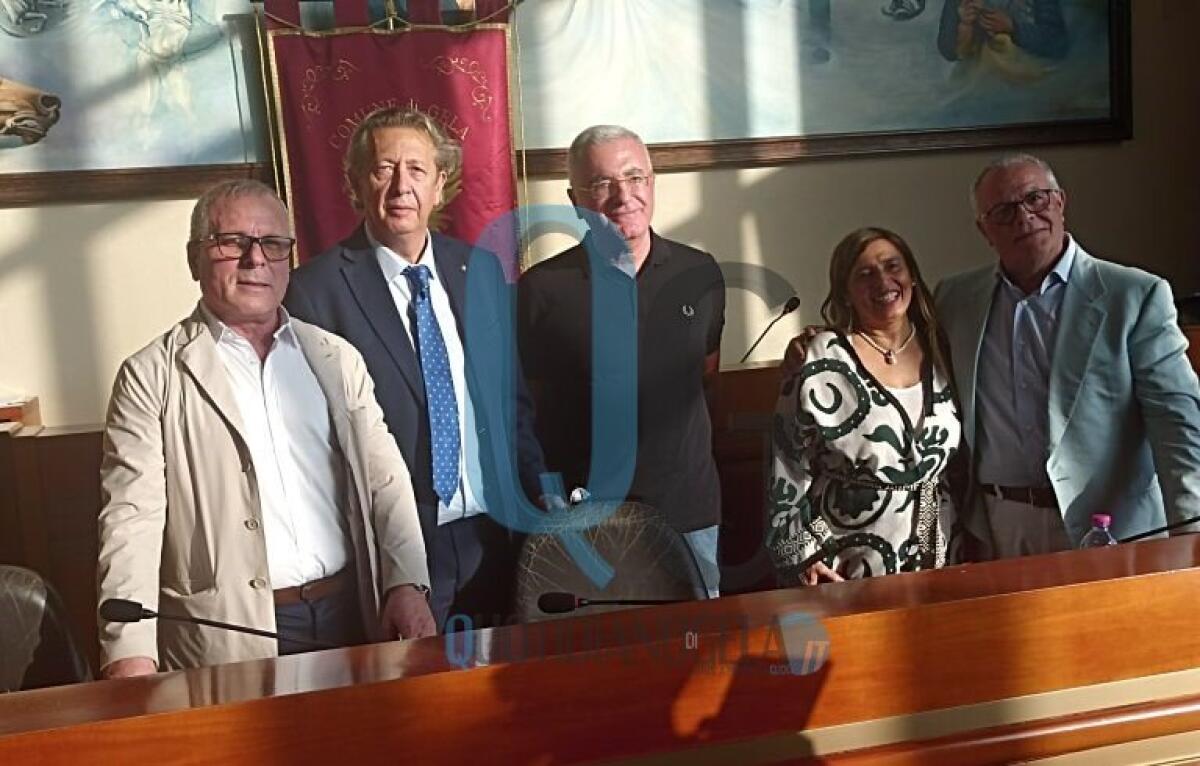 Unione Comuni, consiglio in aula dopo oltre due mesi: sarà illustrata strategia progetti - Romano e il vicepresidente Meli (al centro) insieme ai consiglieri di centrodestra dell'Unione dei Comuni