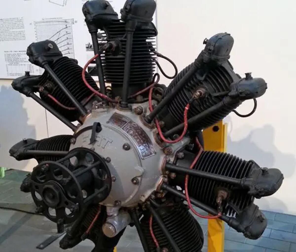 Motore aeronautico FIAT A 50 del 1928 esposto all’aeroporto di Palermo - 