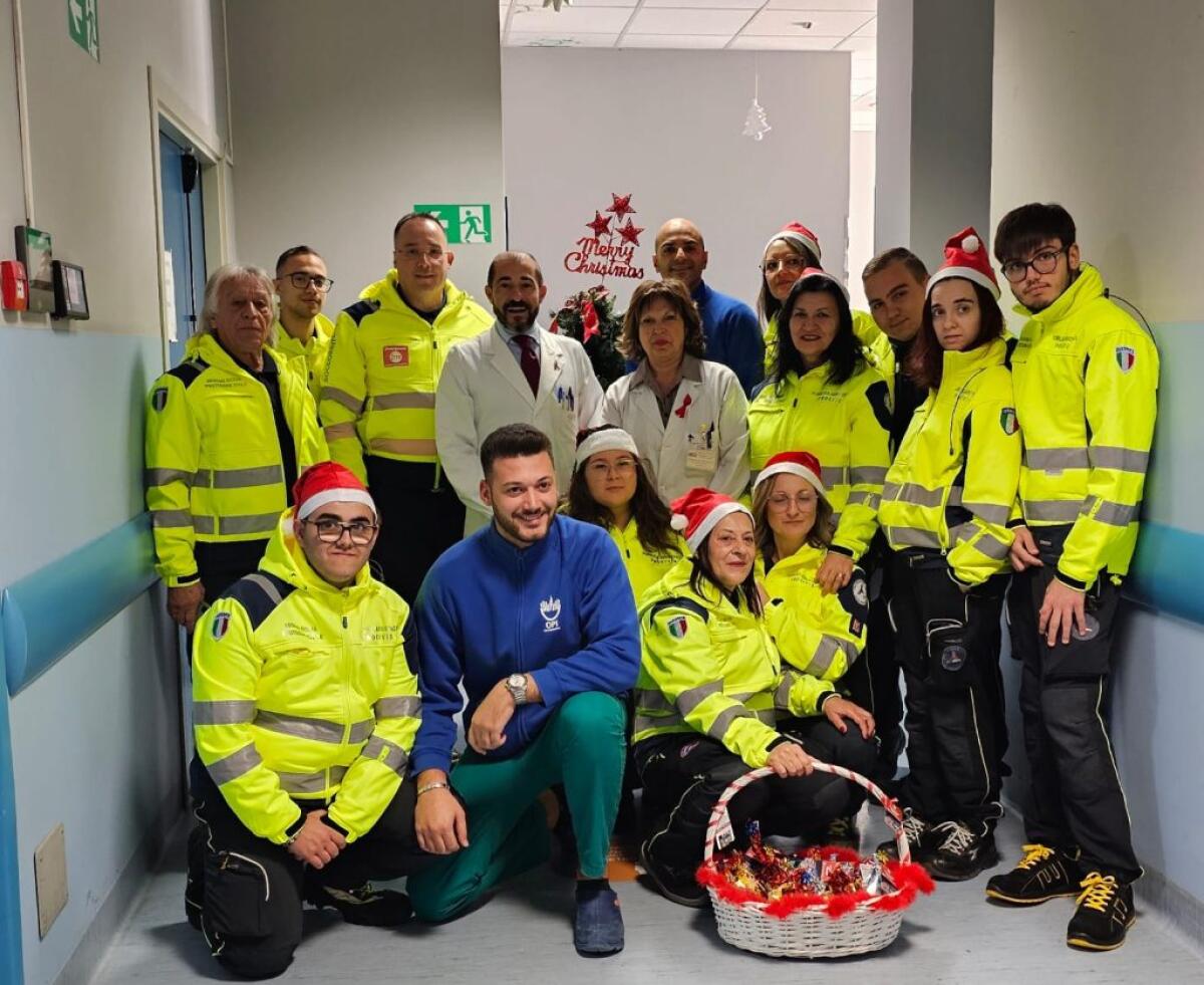 Spirito natalizio al "Vittorio Emanuele", i volontari Procivis consegnano doni - 