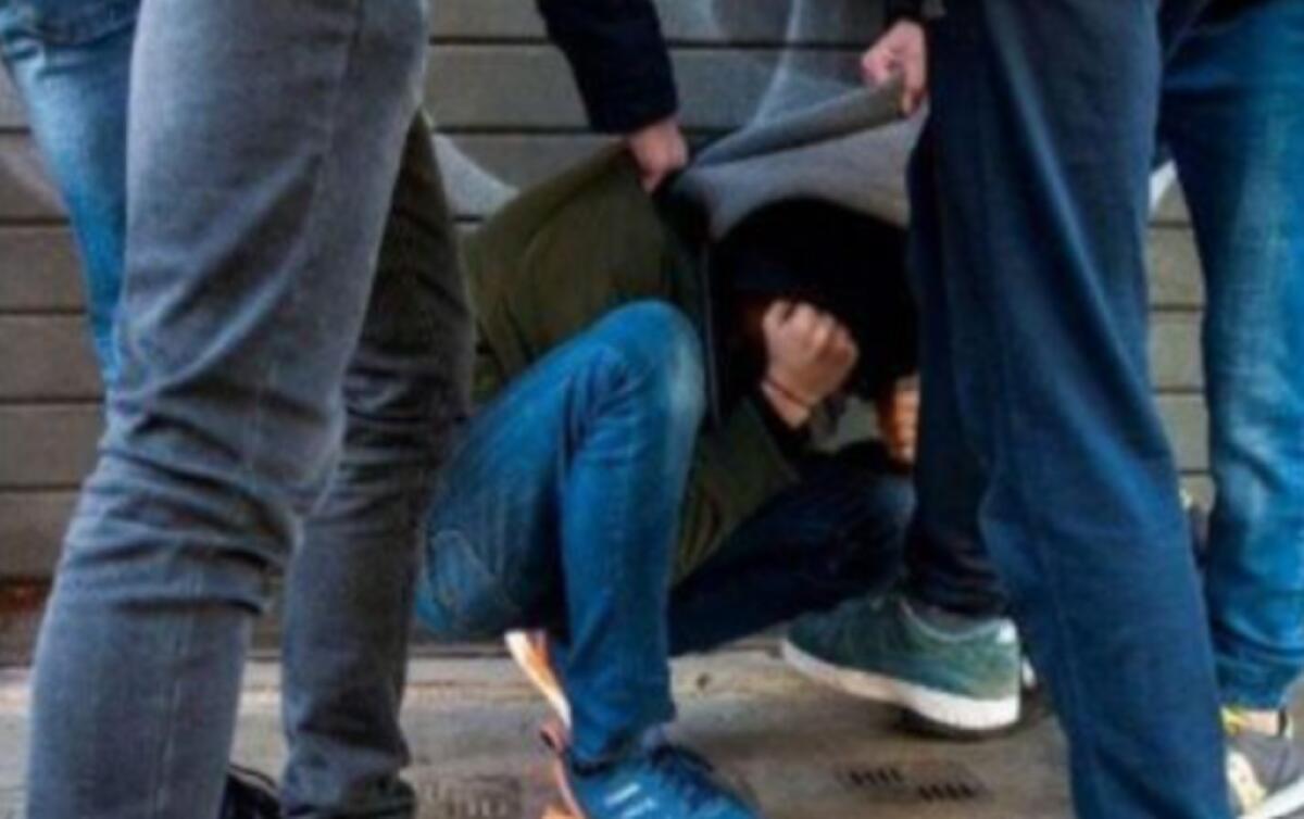 La lite con un coetaneo e poi la spedizione punitiva del “branco”, dodicenne vittima di un pestaggio -