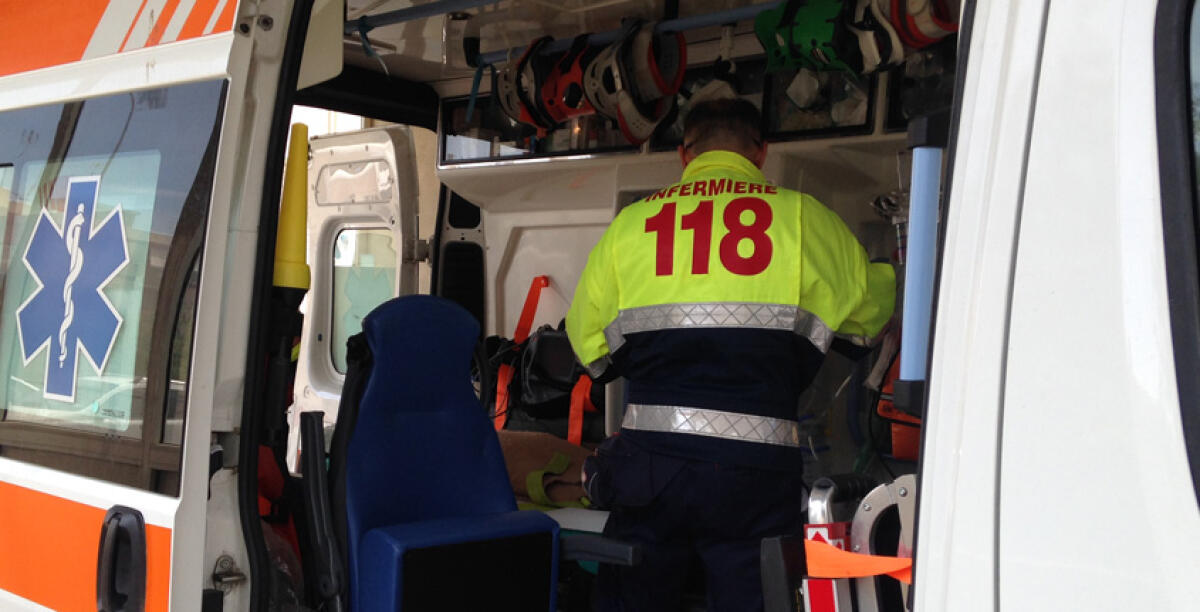 Incidente in via Butera, auto finisce a ridosso di un'attività commerciale -
