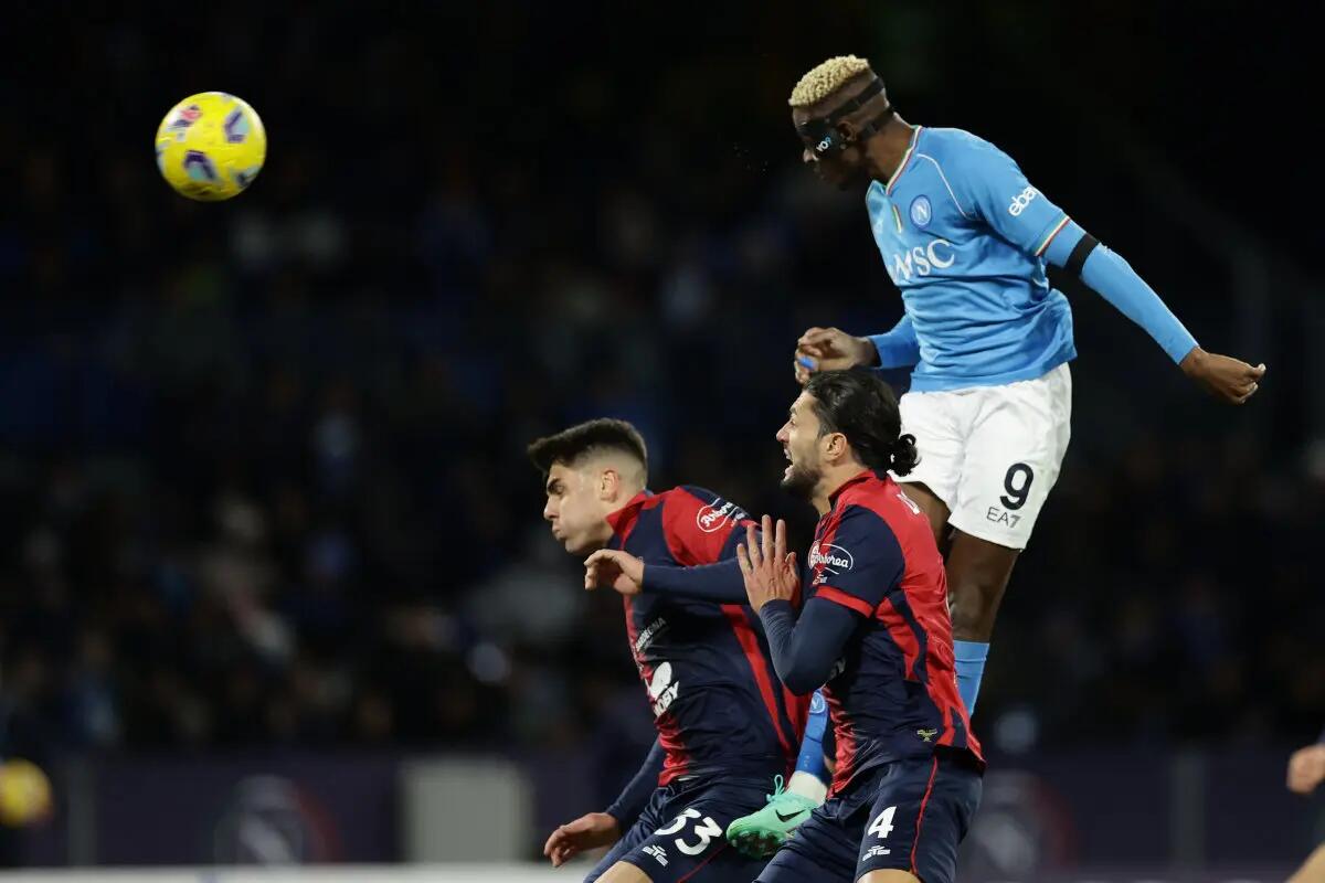 Osimhen e Kvara trascinano il Napoli, 2-1 al Cagliari - 