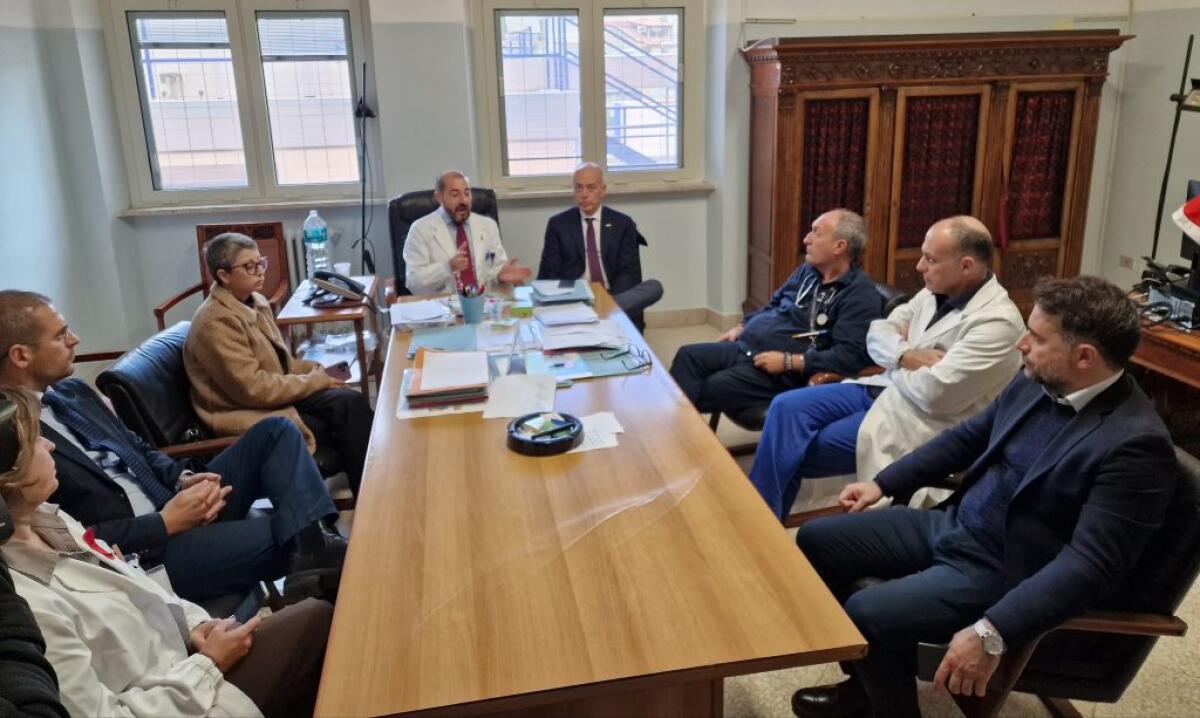 Confronto in ospedale, delegazione M5s con i vertici del nosocomio: sei nuovi medici - Uno degli incontri tenutosi al Vittorio Emanuele