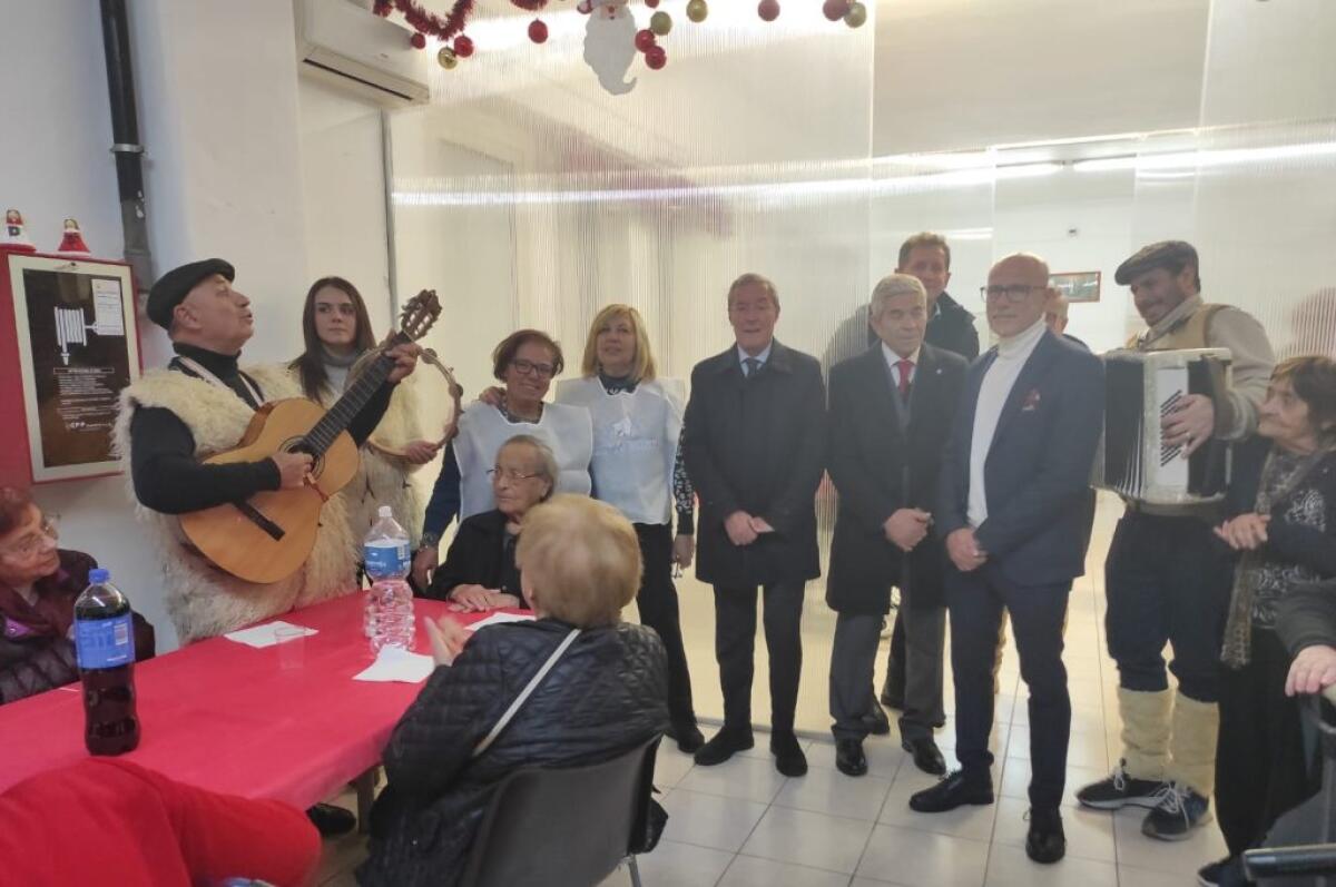 Zampognari all'Ipab "Aldisio", festa natalizia per gli anziani: presente anche l'amministrazione - 