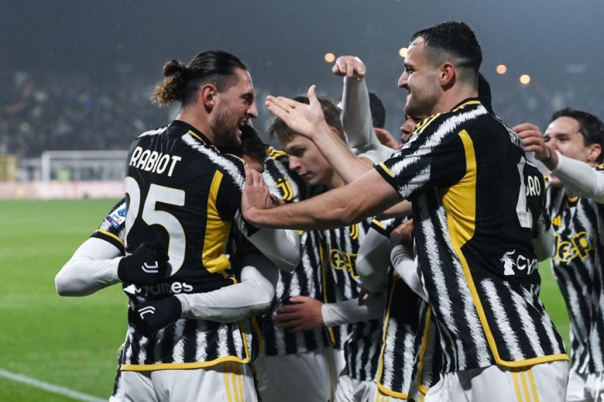 La Juve vince 2-1 a Monza e va in testa alla classifica - 