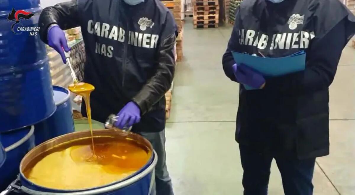 Nas sequestrano 39 tonnellate di dolci tipici natalizi - 