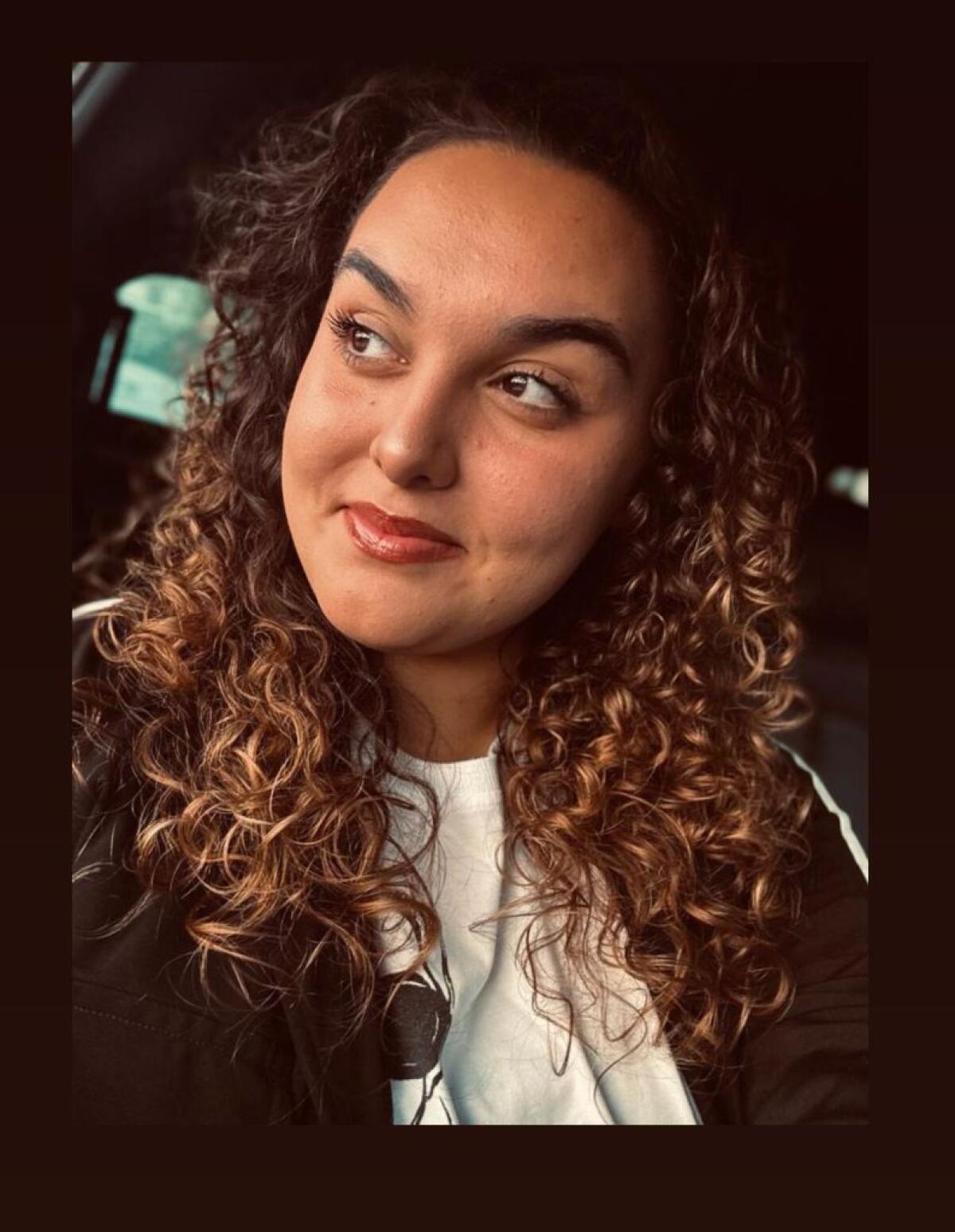 La cantautrice gelese Eleonora si racconta nel singolo "Fenice" - 