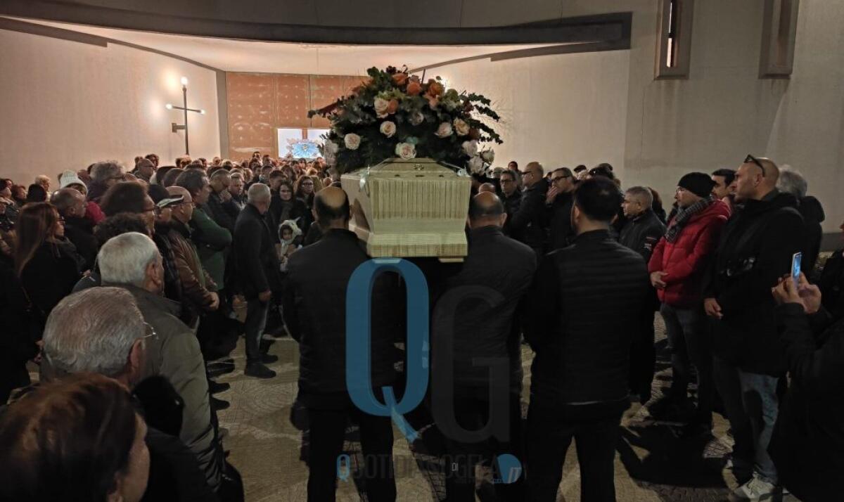 L'ultimo saluto ad Enzo Grifasi, una folla commossa ha ricordato il suo amore per la vita -
